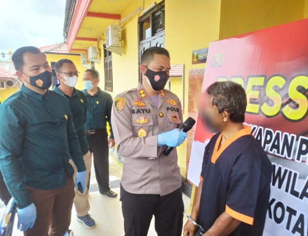 PREDATOR SEKSUAL: Kapolres Kobar AKBP Bayu Wicaksono saat berbincang dengan Sdn (50) tersangka menyetubuhi enam anak di bawah umur, Rabu (23/2). (RINDUWAN/RADAR SAMPIT)