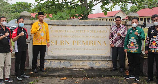 SEKOLAH LUAR BIASA: Bupati Sukamara dan perwakilan Pemprov Kalteng saat meninjau kondisi SLBN di Sukamara. (ISTIMEWA/RADAR SAMPIT)