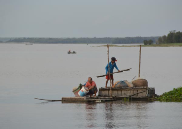 Pembudidaya ikan keramba di Desa Sembuluh I Kecamatan Danau Sembuluh sedang menjalankan aktivitas hariannya. (DOK, RADAR SAMPIT)