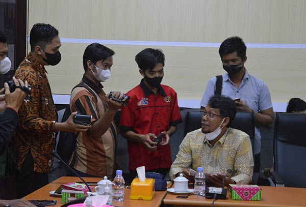 DUALISME KEPENGURUSAN: Anggota DPRD Seruyan Arahman mengungkapkan dualisme kepengurusan koperasi di Kecamatan Hanau yang perlu penyelesaian. (HENDRI EDITIA/RADAR SAMPIT)