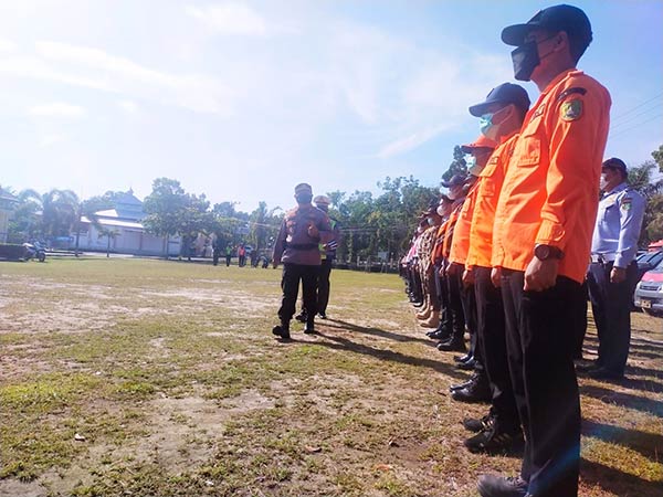 GELAR PASUKAN: Kapolres Sukamara AKBP Dewa Made Palguna saat meninjau kesiapan anggota Operasi Keselamatan Telabang 2022. (ISTIMEWA/RADAR SAMPIT)