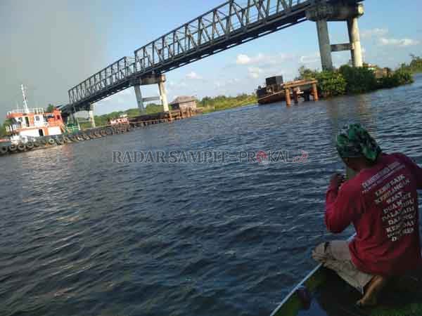PERBATASAN: Warga memancing ikan di Sungai Jelai, Kabupaten Sukamara.