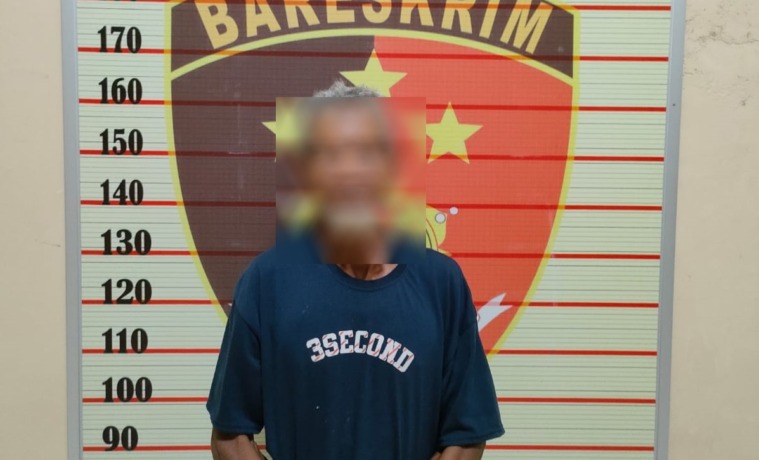 KAKEK CABUL: Pelaku pencabulan kepada cucunya sendiri saat diamankan anggota Polres Lamandau, Sabtu (26/2) (ISTIMEWA/RADAR SAMPIT)