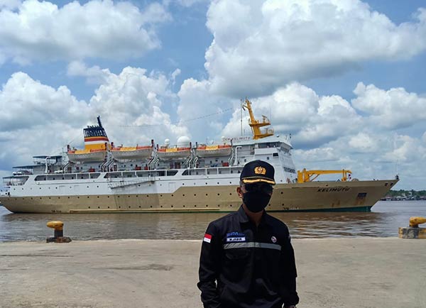 SIAPKAN KAPAL: Salah satu kapal milik PT Pelni yang akan melayani pemudik rute Sampit-Semarang dan Sampit-Surabaya. (HENY/RADAR SAMPIT)