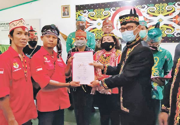 BERAKHIR DAMAI: Koalisi Ormas Dayak Kalteng dan Tariu Borneo Bangkule Rajakng (TBBR) sepakat berdamai setelah sebelumnya terlibat konflik sengit, Kamis (31/3). (DODI/RADAR SAMPIT)
