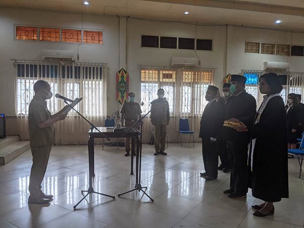 PELANTIKAN: Bupati Kapuas Ben Brahim S Bahat mengambil sumpah jabatan kepada pejabat Administrator dan Pengawasan yang baru dilantik. (ALEXANDER/RADAR SAMPIT)