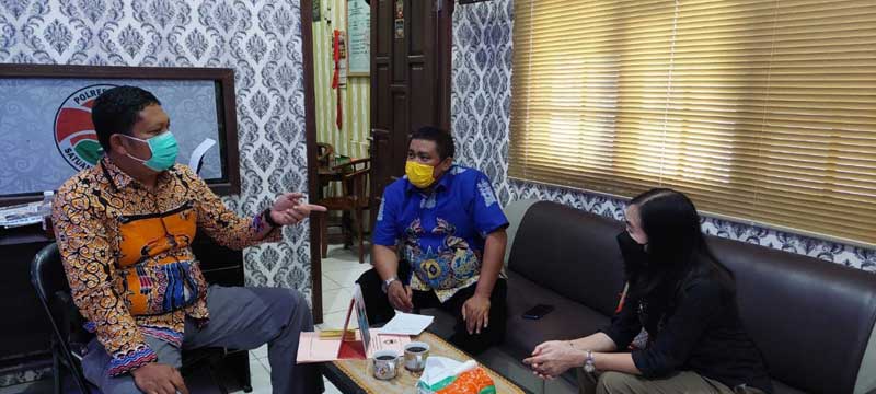 DISKUSI: Kasat Narkoba Polres Gumas Iptu Budi Utomo bersama tim P4GN, yakni Kabid Ideologi, Wawasan Kebangsaan dan Ketahanan Ekonomi Sosial Budaya Tety Yusnani, dan Kasubid Ketahanan Ekonomi, Sosial, Budaya dan Agama Great One Pattorick, Jumat (11/3). (SA