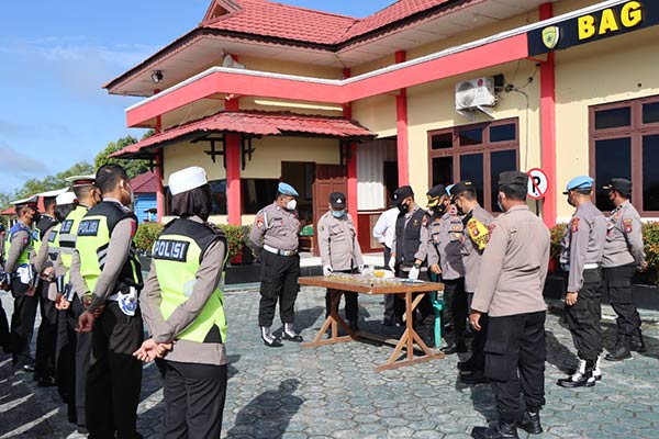 TES NARKOBA: Personel Polres Katingan mengikuti tes urine, Senin (14/3). (IST/RADAR SAMPIT)