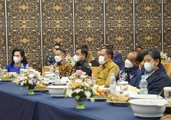 RAMAH TAMAH: Secara resmi Wali Kota Palangka Raya, Fairid Naparin menghadiri malam ramah tamah bersama Wakil Ketua MPR RI Lestari Moerdijat. Kegiatan itu juga bersama para tokoh masyarakat dan tokoh agama Provinsi Kalimantan Tengah,Senin (14/3) malam. (HU