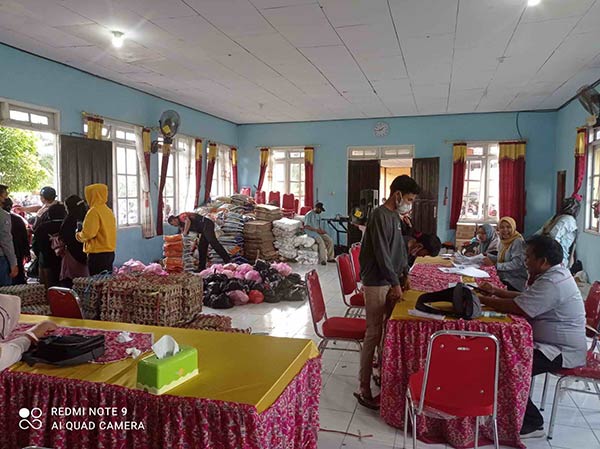 PENYALURAN BANSOS: Kegiatan penyaluran BLT minyak goreng sekaligus penyaluran BPNT yang diterima oleh keluarga penerima manfaat di aula Kecamatan Seranau, Senin (18/4). (IST/RADAR SAMPIT)