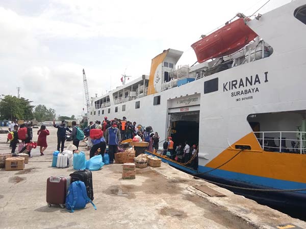 MUDIK: Penumpang kapal bersiap berangkat menggunakan KM Kirana I di Pelabuhan Sampit, Rabu (27/4). (HENY/RADAR SAMPIT)
