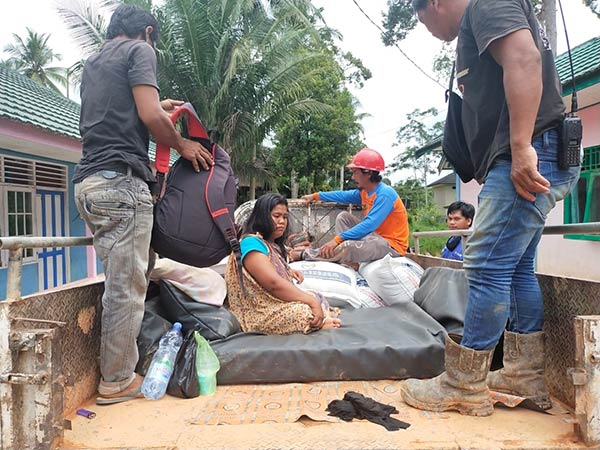 IKHLAS: Keluarga dan kerabat korban bunuh diri saat di Puskesmas Tumbang Samba. (IST/RADAR SAMPIT)