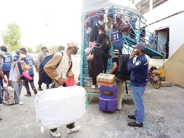 MUDIK: Ratusan penumpang antre memasuki KM Kelimutu dan siap berlayar dari Pelabuhan Sampit menuju Pelabuhan Tanjung Perak, Surabaya, Rabu (13/4). (HENY/RADAR SAMPIT)