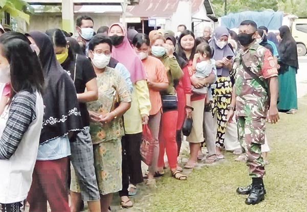 DISERBU WARGA: Warga mengantre membeli paket bahan pokok dalam operasi pasar murah di Kantor Kelurahan Tumbang Tahai, Kecamatan Bukit Batu, Palangka Raya, Kamis (21/4). (IST/RADAR SAMPIT)