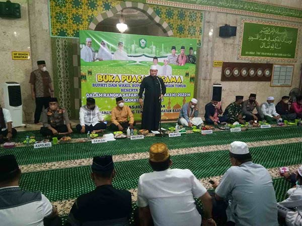 KUNKER SAFARI RAMADAN: Bupati Kotim Halikinnor beserta jajaran pejabat di lingkungan Pemkab Kotim menghadiri kunjungan kerja dalam rangka safari Ramadan di Masjid Syuhada, Kecamatan Baamang, Rabu (20/4). (HENY/RADAR SAMPIT)