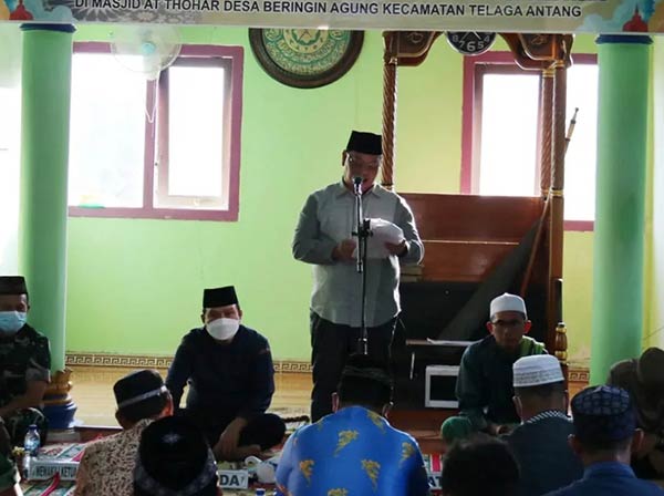 KUNJUNGAN: Bupati Kotim Halikinnor melakukan Safari Ramadan di Masiid At Thohar Desa Beringin Agung, Kecamatan Telaga Antang, Sabtu (9/4).