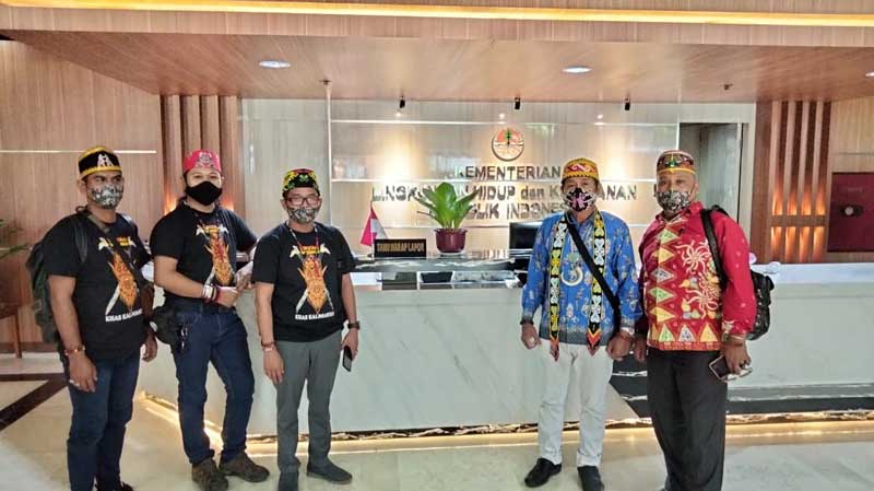 LAPORAN: Perwakilan masyarakat Desa Sekoban didampingi tokoh adat melaporkan perusahaan HTI ke KLHK. (ISTIMEWA/RADAR SAMPIT)