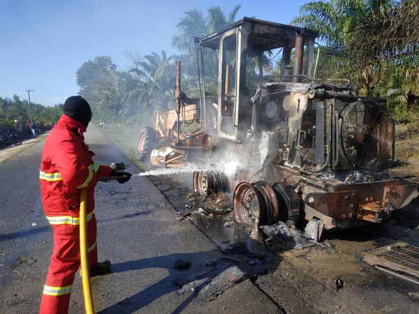 TERBAKAR: Satu unit alat berat (Gleder) terbakar di ruas jalan antara Desa Kubu dan Sei Umbang, Kecamatan Kumai Kabupaten Kotawaringin Barat, Jumat (29/4) pukul 14.00 WIB. (IST/RADAR SAMPIT)