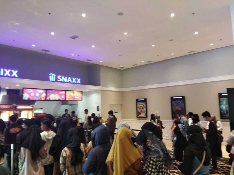 TERTIB: Pengunjung Bioskop Cinepolis Sampit mengantre untuk mendapatkan tiket menonton film, Jumat (6/5). (IST/RADAR SAMPIT)