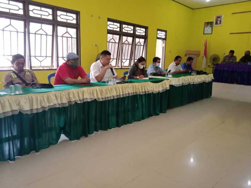 PERTEMUAN: Camat Katingan Tengah Yobie Sandra ketika memimpin pertemuan yang membahas perbaikan jalan, Jumat (20/5). (IST/RADAR SAMPIT)