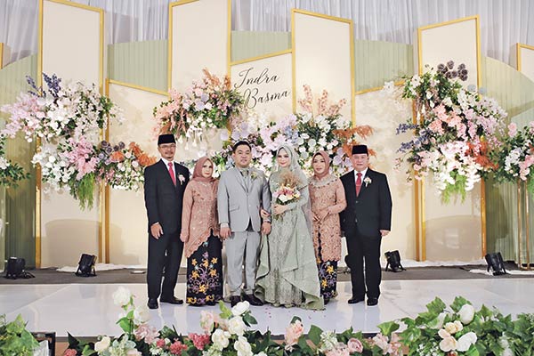 SESI FOTO: Pasangan mempelai Khairiyadinor Indra dan Basma berfoto bersama dengan orang tua masing-masing. (ISTIMEWA/RADAR SAMPIT)