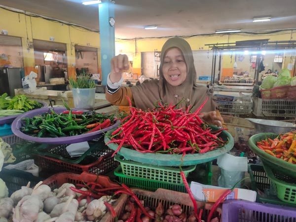 JUAL: Aktivitas pedagang sayur di Pusat Perbelanjaan Mentaya (PPM) Sampit, Jumat (29/4). (YUNI/RADAR SAMPIT)