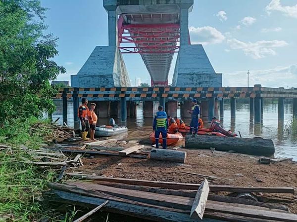 PENCARIAN: Personel Polsek Pahandut bersama tim gabungan melalukan pencarian keberadaan Yunita Sandi di sekitar Jembatan Kahayan Palangka Raya. (IST/RADAR SAMPIT)