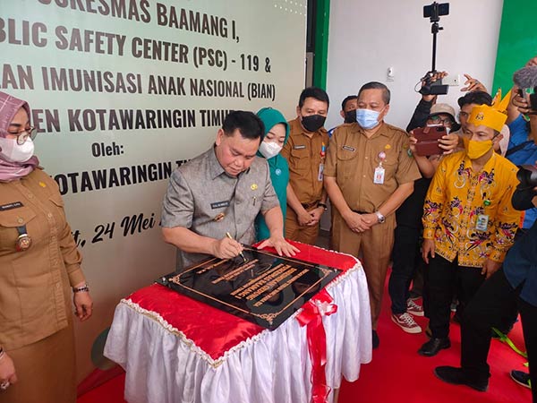 PERESMIAN: Kepala Dinkes Kotim Umar Kaderi mendampingi bupati saat penandatanganan Prasasti gedung baru Puskesmas Baamang I, Selasa (24/5). (YUNI/RADAR SAMPIT)