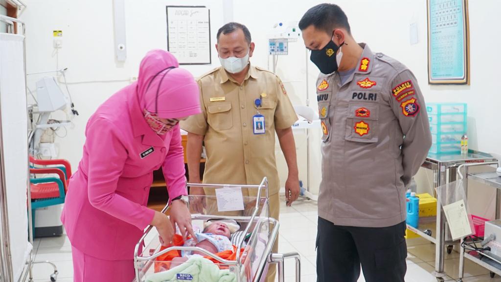 TEMUAN BAYI: Kapolres Kobar AKBP Bayu Wicaksono bersama istri saat menjenguk bayi laki-laki yang ditemukan di teras rumah warga, Minggu (22/5) pukul 23.50 WIB. (ISTIMEWA/RADAR SAMPIT)