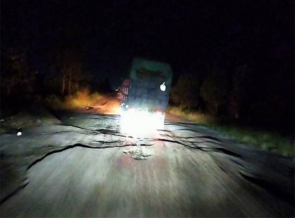 MERESAHKAN: Truk ODOL bermuatan kelapa sawit dengan muatan yang tinggi saat melintas di KM 02, Jalan Ahmad Shaleh, ruas Pangkalan Bun menuju Kotawaringin Lama, Kamis (26/5) malam. (SULISTYO/RADAR SAMPIT)