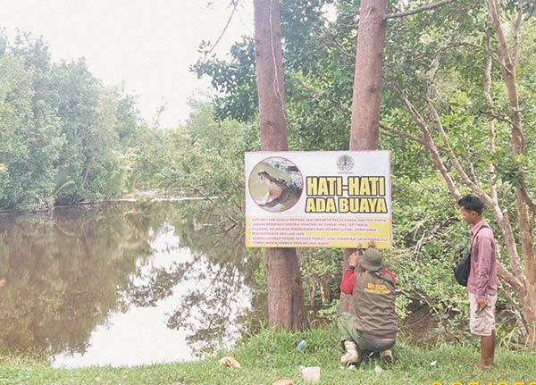 IMBAUAN: Komandan BKSDA Pos Jaga Sampit didampingi petugas Manggala Agni memasang papan imbauan di sekitar Sungai Purun, Dusun Kalap, Desa Ujung Pandaran, Kecamatan Teluk Sampit, Rabu (11/5). (BKSDA POS JAGA SAMPIT FOR RADAR SAMPIT)