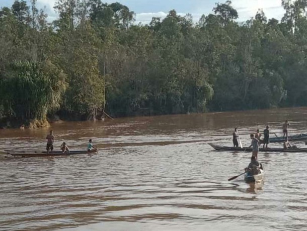 PENYISIRAN: Sejumlah anggota masyarakat bersama pihak kepolisian sedang melakukan pencarian orang tenggelam, kemarin. (POLSEK MANTANGAI For RADAR SAMPIT)