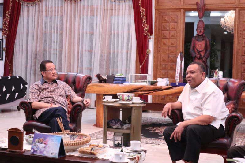 TERIMA KUNJUNGAN: Senator asal Kalimantan Tengah Agustin Teras Narang (kiri) saat menerima kunjungan Wakil Menteri Ketenagakerjaan RI Afriansyah Noor di kediamannya di Palangka Raya, Jumat (24/6). (ANTARA/HO-TIM TERAS NARANG)