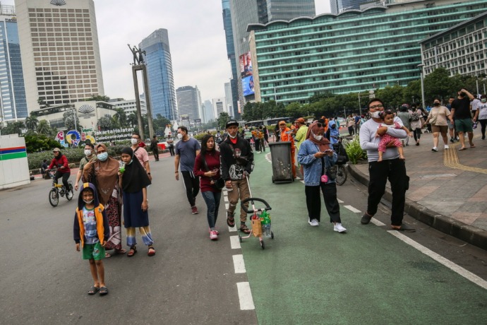 Warga beraktivitas saat Hari Bebas Kendaraan Bermotor (HBKB) di kawasan Bundaran HI, Jakarta, Minggu (17/7/2022). Organisasi Kesehatan Dunia (WHO) menetapkan Provinsi DKI Jakarta berada di level 3 untuk transmisi komunitas penyebaran Covid-19 dibanding 33