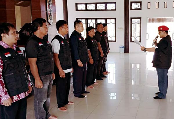 RESMI: Komandan Brigade Batamad Kabupaten Gumas Inoni mengukuhkan dan melantik komandan batamad zona kecamatan, di kantor DAD setempat, Sabtu (16/7). (INONI FOR RADAR SAMPIT)