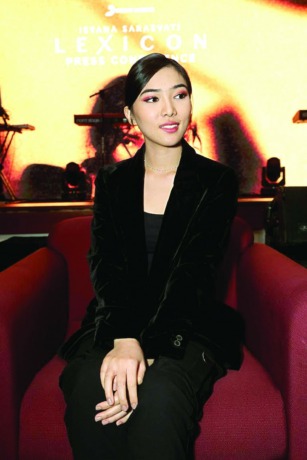 ALAMI MUSIBAH: Isyana Sarasvati sudah menjalani pengobatan luka bakar di tangan. Dia sempat cemas lantaran tangan yang sering dipakainya bermusik harus terluka.