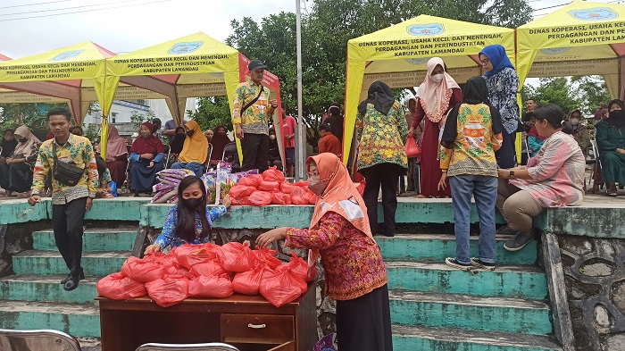 PASAR MURAH: Pemerintah Kabupaten Lamandau menggelar pasar murah kebutuhan bahan pokok masyarakat, Minggu (18/9). (Istimewa/Radar Sampit)