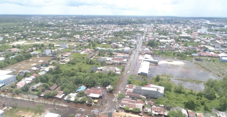 BANJIR: Kondisi bencana banjir yang melanda Kota Pangkalan Bun, Kabupaten Kotawaringin Barat (Kobar), Selasa (25/10) (Istimewa/Radar Pangkalan Bun)