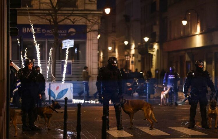 Sejumlah polisi berjaga-jaga di salah satu lokasi nobar pertandingan Piala Dunia 2022 antara Belgia kontra Maroko di Brussel, Minggu (27/11). Sekelompok fans mengamuk dan menyerang polisi setelah Belgia kalah 0-2 dalam laga tersebut. (KENZO TRIBOUILLARD/A