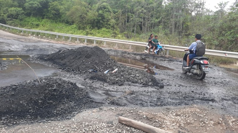 RUSAK PARAH: Ruas Jalan Kuala Kurun-Palangka Raya tepatnya di Desa Tumbang Danau, Kecamatan Mihing Raya, Kabupaten Gunung Mas, Kalteng. (Arham Said/Radar Sampit)