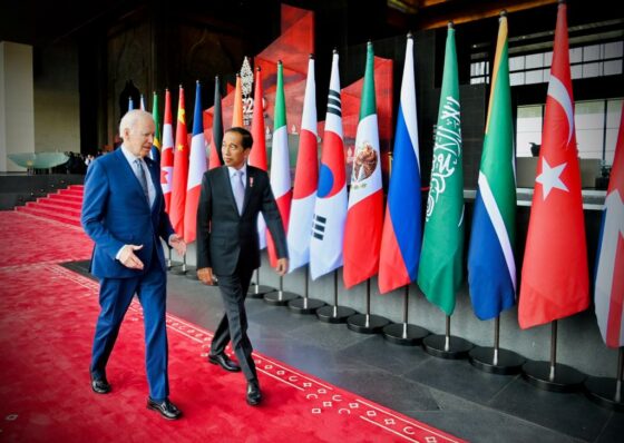 Presiden Jokowi bersama Presiden AS Joe Biden di sela-sela KTT G20, di The Apurva Kempinski Bali, Senin (14/11). (SETPRES)