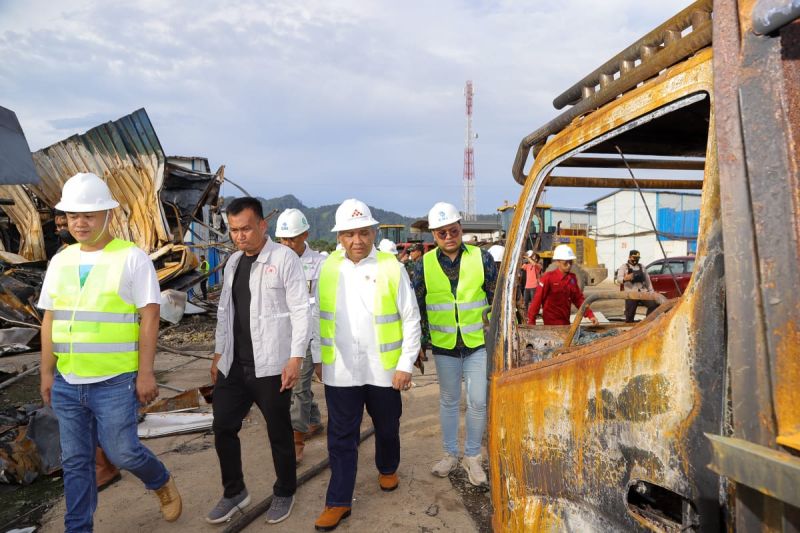 KUNJUNGAN: Wakil Menteri Ketenagakerjaan, Afriansyah Noor (ketiga kiri) meninjau PT Gunbuster Nickel Industry (GNI) di Morowali Utara, Sulawesi Tengah, Kamis (19/1). (ANTARA/HO-Kemnaker)