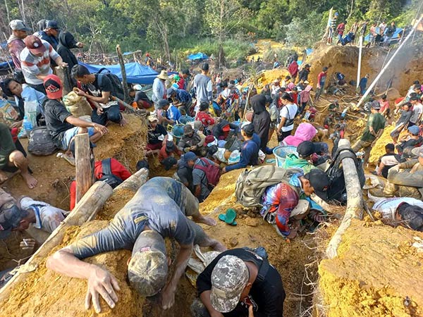 MENGAIS REZEKI: Aktivitas ratusan masyarakat saat mencari emas di Desa Sumur Mas, Kecamatan Tewah Kabupaten Gunung Mas. (IST/RADAR SAMPIT)