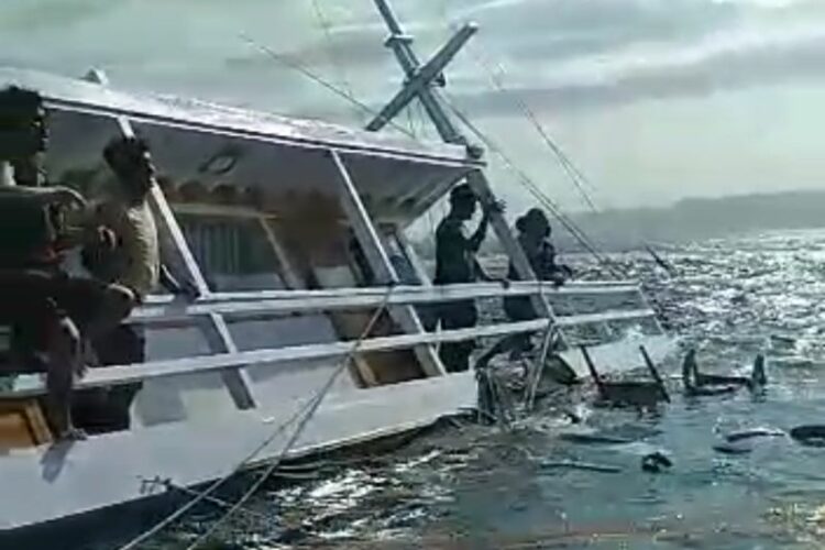 TENGGELAM: Tangkapan layar video yang memperlihatkan Kapal wisata Tiana terbalik di Perairan Batu Tiga, Labuan Bajo, Manggarai Barat, NTT, Sabtu (21/1/2023). ((ANTARA/HO-Tangkapan Layar)
