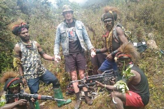 DISANDERA: Pilot Susi Air Philip Mark Mehrtens bersama dengan Kelompok Kriminal Bersenjata pimpinan Egianus Kogoya di Paro, Kabupaten Nduga, Papua Pegunungan. (ANTARA/HO/Dokumen Pribadi)