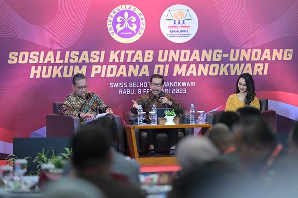 SOSIALISASI: Pelaksanaan sosialisasi KUHP di Swissbel Hotel Manokwari, Papua Barat pada Rabu (8/2). (IST/RADAR SAMPIT)