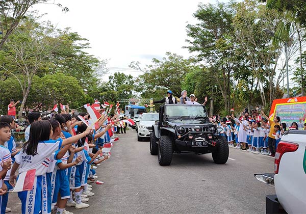 PRESTASI: Wali Kota Palangka Raya Fairid Naparin didampingi Ketua TP-PKK Kota Palangka Raya Avina Fairid Naparin dan Wakil Wali Kota Palangka Raya Umi Mastikah Sriosako saat menggelar konvoi Piala Adipura Tahun 2022, baru-baru ini. (DODI/RADAR SAMPIT)