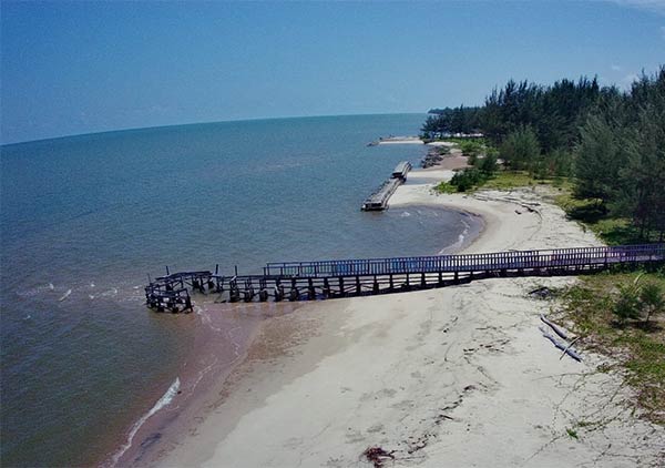 TAK TERURUS:  Kondisi anjungan di lokasi wisata Pantai Anugerah belum diperbaiki hingga sekarang. (Istimewa)