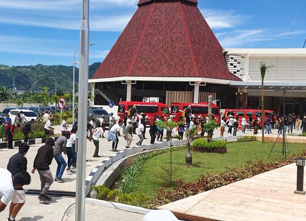 LATIHAN: Kaum muda Papua menggelar latihan menjelang peresmian gedung Papua Youth Creative Hub (PYCH). (ISTIMEWA)