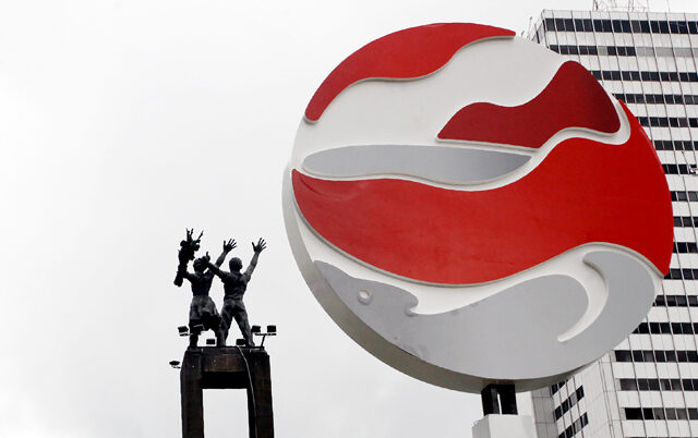 SAMBUT KTT: Logo KTT ASEAN Summit 2023 tampak di Bundaran HI, Jakarta. Indonesia akan menjadi tuan rumah bagi perhelatan KTT ASEAN Summit 2023, pertemuan tersebut akan dilaksanakan pada bulan Mei mendatang di Labuan Bajo, Nusa Tenggara Timur, (NTT). (Dery